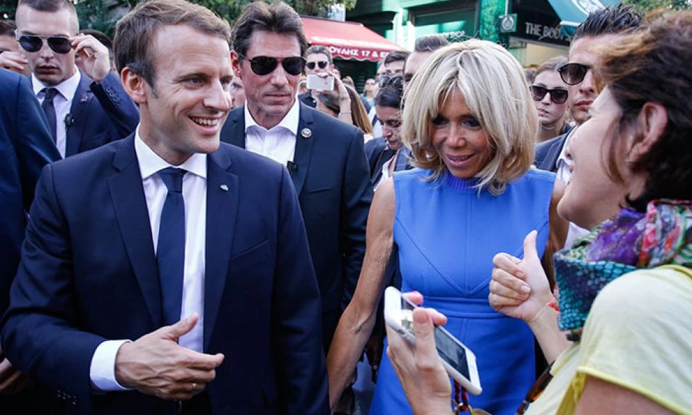 Γαλλία: Ο Μακρόν βγήκε βόλτα για καφέ με το άνοιγμα της εστίασης